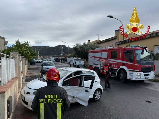 Benetutti, scontro fra due auto nel centro abitato: un ferito