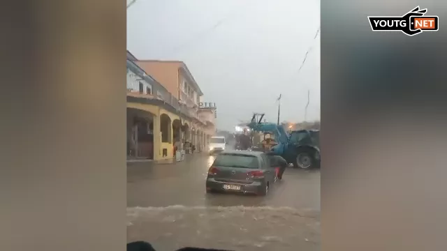 Nubifragio a Orosei: 70 millimetri d'acqua in un'ora, strade allagate e auto sommerse