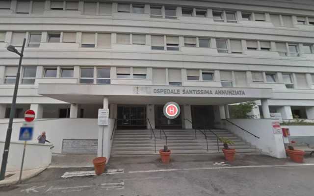 Macomer, operaio schiacciato da un portone: ricoverato a Sassari con ferite alla testa e femore fratturato