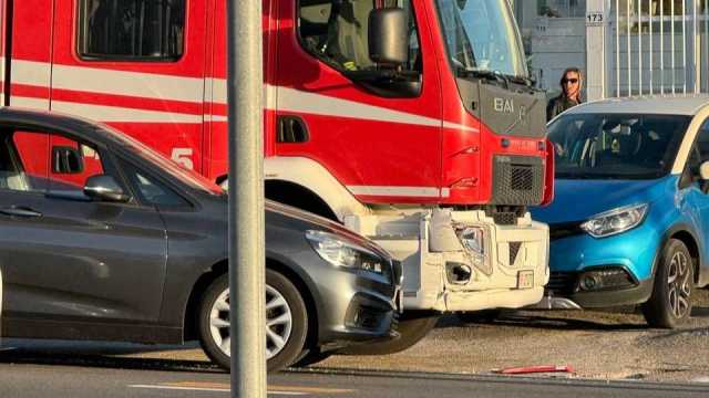 Auto contro camion dei vigili del fuoco a Cagliari: traffico rallentato in viale Marconi