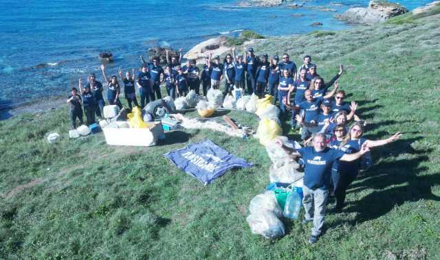 Stintino, raccolti oltre 600 chili di rifiuti in una cala del Mare di Fuori