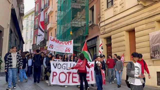 Centinaia di studenti in corteo a Cagliari: 