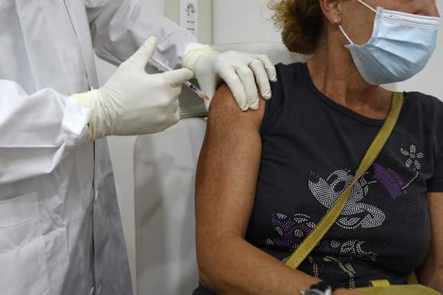 Influenza, in Sardegna al via la sperimentazione dei vaccini in farmacia: firmato l'accordo