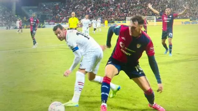 Il Cagliari pareggia in rimonta contro il Milan: finisce 3 a 3 in una gara al cardiopalma