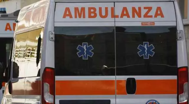 Uccide la moglie a coltellate poi tenta il suicidio: in casa c'erano anche i figli 