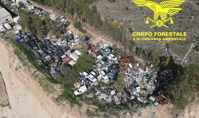 Maxi discarica abusiva a Quartu: 200 carcasse di auto, batterie al piombo e rifiuti pericolosi