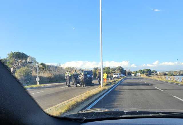 Cagliari, perde il controllo dell'auto e si ribalta al Poetto: un ferito