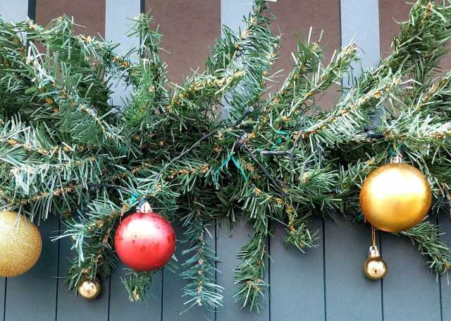 Guspini, rubano una decorazione natalizia da un portone, la proprietaria “Te l’avrei regalata”