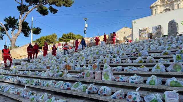 Il miracolo di Natale si ripete a Cagliari: centinaia di buste con alimentari e giochi nelle scalinate di Bonaria