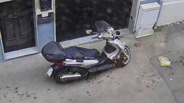 Cagliari, gli rubano lo scooter ma il ladro viene ripreso dalle telecamere: “Aiutatemi a ritrovarlo”