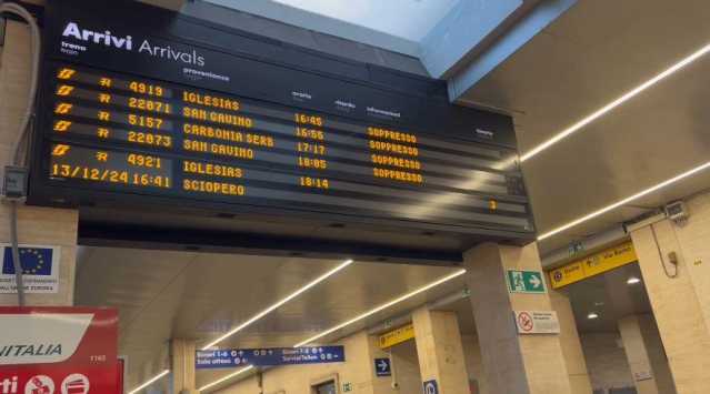 Il venerdì 13 dei pendolari a Cagliari: treni soppressi, lunghe attese e stazioni deserte in serata