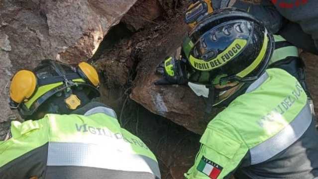 Ballao, paura per un cane incastrato sotto una roccia: corsa contro il tempo per salvarlo