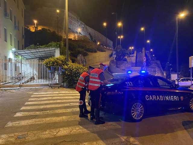 Abuso di alcol, droghe e oggetti pericolosi in tasca: controlli a raffica in centro a Cagliari