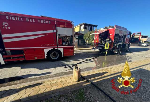 Olbia, fiamme in un appartamento al secondo piano: intervengono i vigili del fuoco