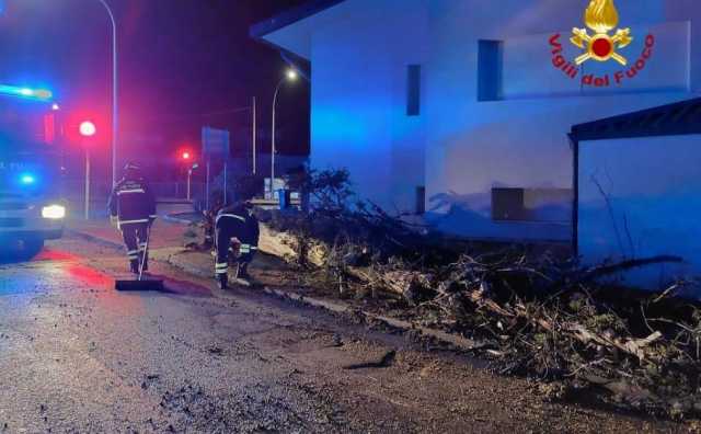 Alberi caduti nell'Oristanese, a Orotelli una tettoia piomba sulle auto parcheggiate: i danni del vento