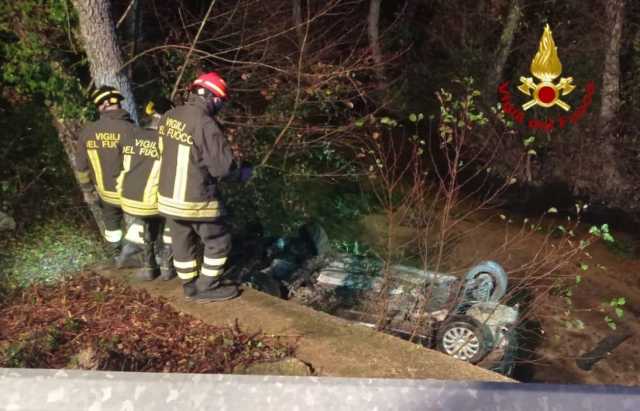 Con l'auto volano da un ponte e finiscono in un torrente: tre ragazzi miracolosamente salvi