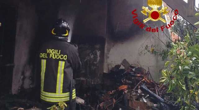 Incendio nel sottoscala, le fiamme arrivano all'appartamento: salvato un uomo a Quartu