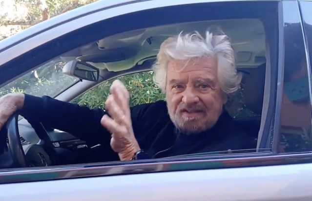 Grillo in diretta su un carro funebre: 