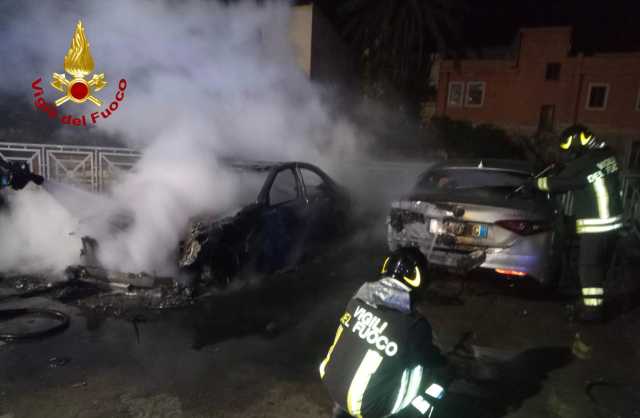 Siniscola, tre auto e un furgone distrutti dalle fiamme: 