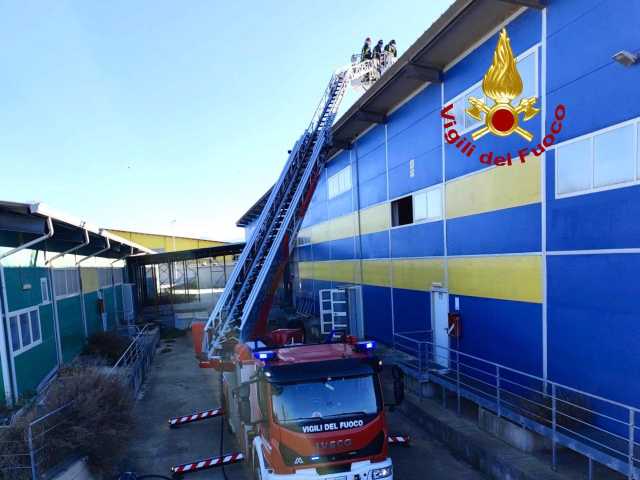 Incendio a Monastir: in fiamme i pannelli fotovoltaici sul tetto di un capannone