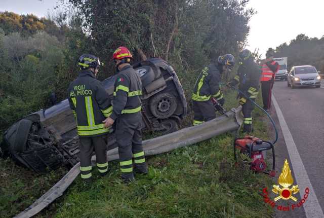 Perde il controllo dell'auto, scavalca il guardrail e si ribalta: ferita una donna