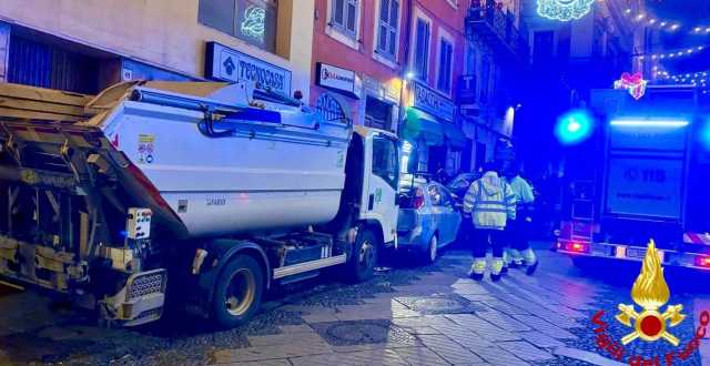 Terribile schianto a Sassari: finisce contro tre auto in sosta, travolto un uomo