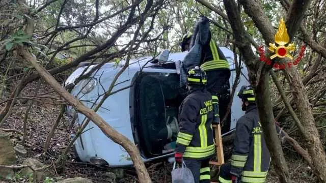 Silius, perde il controllo dell'auto a causa del ghiaccio sulla strada: finisce tra gli alberi