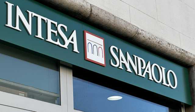 Intesa San Paolo in down (nel giorno di stipendi e pensioni): l'app non funziona