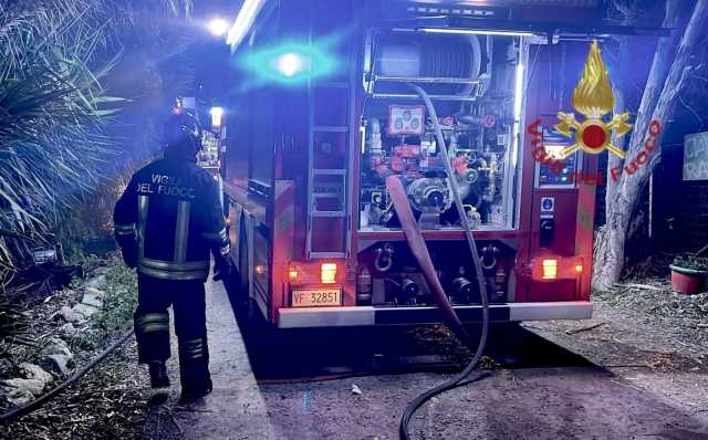 Incendio in una cascina alla periferia di Cagliari: ore di lavoro dei pompieri per spegnere il rogo