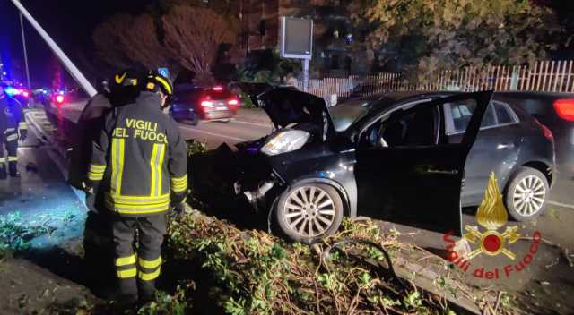 Cagliari, incidente in via Torricelli: con l'auto invade lo spartitraffico e finisce contro un palo 