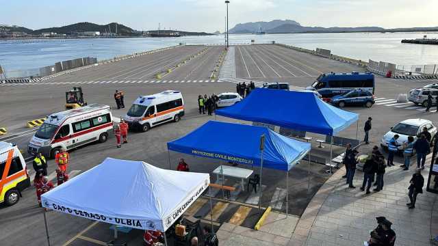 Ocean Viking, 30 migranti soccorsi in acque libiche sbarcano a Olbia: sono donne e bambini