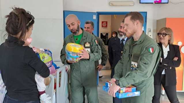 L'Aeronautica militare porta doni ai piccoli pazienti dell'ospedale Brotzu di Cagliari