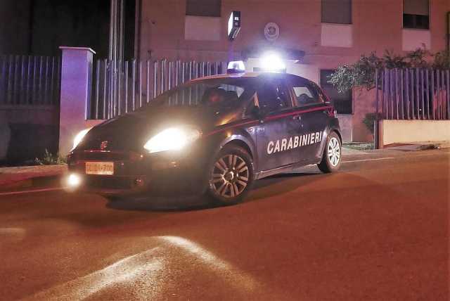 Coltelli, droghe e alcol: raffica di controlli a Siniscola, 8 denunciati