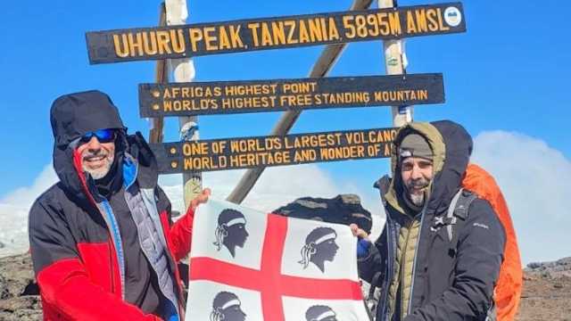 Due amici sardi sulla vetta del Kilimangiaro: viaggio solidale per aiutare i bimbi che lottano contro il tumore