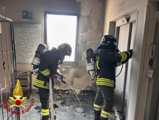 Paura all'ospedale di Olbia, scoppia un incendio: 