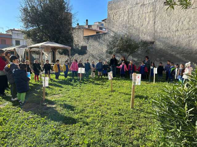 Quartu, dopo il furto nella scuola di via Vico i bambini piantumano tre nuovi alberi