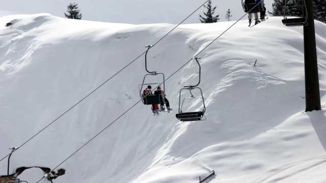 Guasto alla seggiovia, precipitano tutti da 15 metri: 30 feriti anche gravi