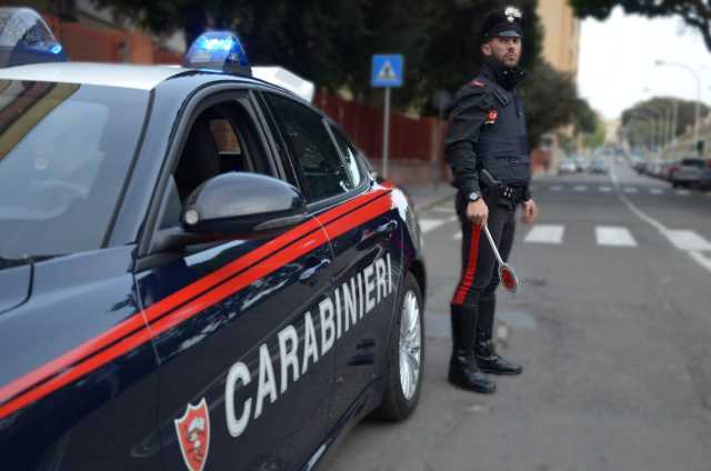 Rubano quasi 600 euro di vestiti e mettono Ko un commesso: arrestata una coppia di cagliaritani a Sanluri