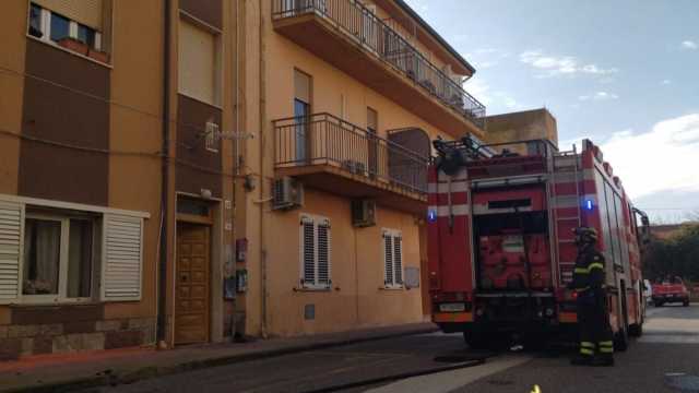 Fuoco in una casa a Bosa: evacuate 4 abitazioni, intervengono i vigili del fuoco