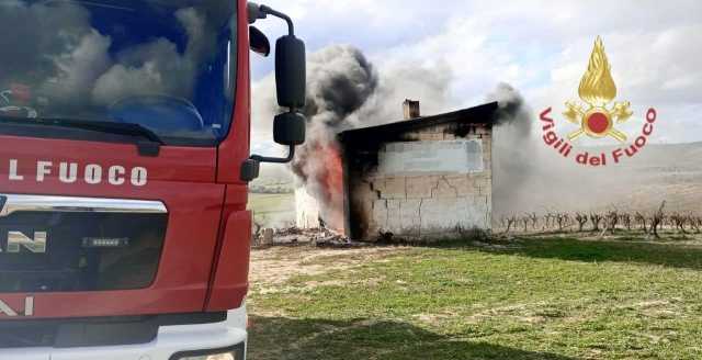 Fiamme in un ripostiglio agricolo nelle campagne di Ussana: si indaga sulle cause