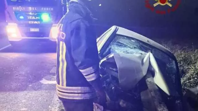 Incidente sulla 195: auto finisce contro guardrail, i vigili del fuoco liberano la conducente