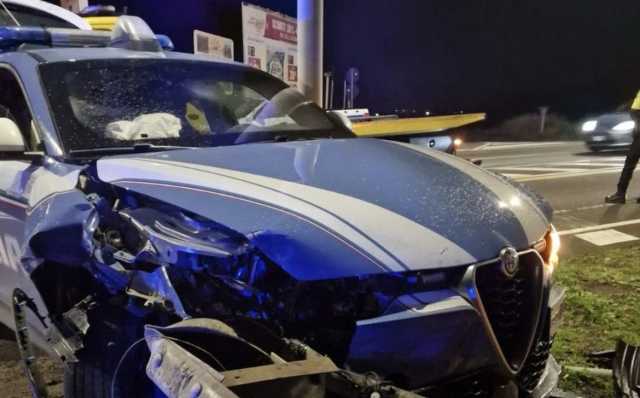 Cagliari, inseguimento a tutta velocità per fermare l'auto rubata: volante contro il guardrail e agenti feriti