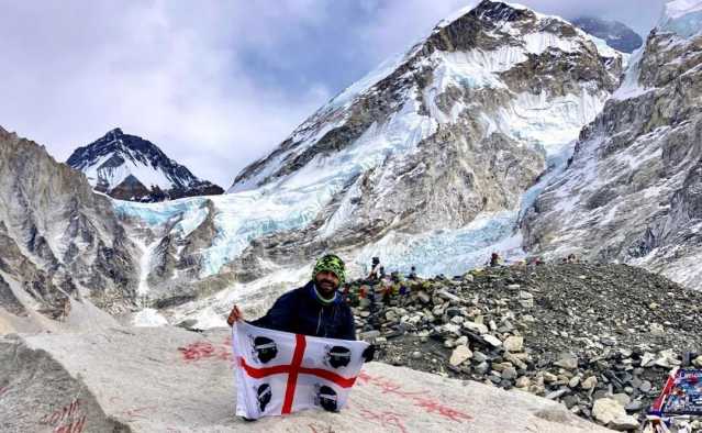 La bandiera sarda sventola sull'Everest: lo spettacolare scatto sul monte più alto del mondo