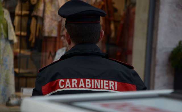 Cagliari, rapinatore aggredisce con pugni e spintoni l'addetto alla sicurezza: arrestato