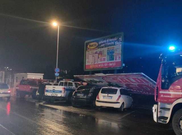 Maltempo a Cagliari, un cartellone pubblicitario crolla sulle auto in via Abruzzi