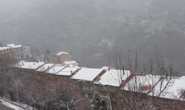 Desulo si risveglia imbiancata: gelo e nevicate sul Gennargentu (Video)