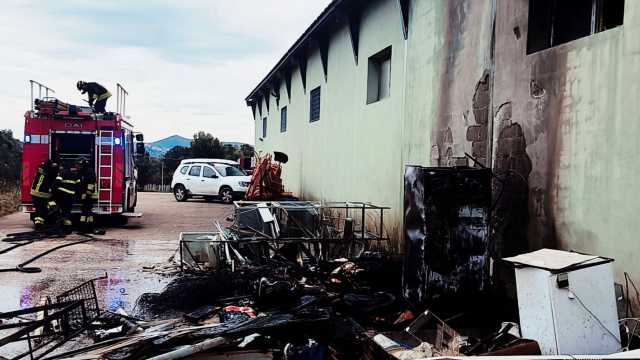 Incendio ad Arzachena: in fiamme un capannone, danni anche a un'auto