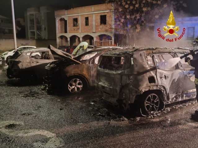 Monserrato, quattro auto distrutte da un incendio: le fiamme sfiorano le case 