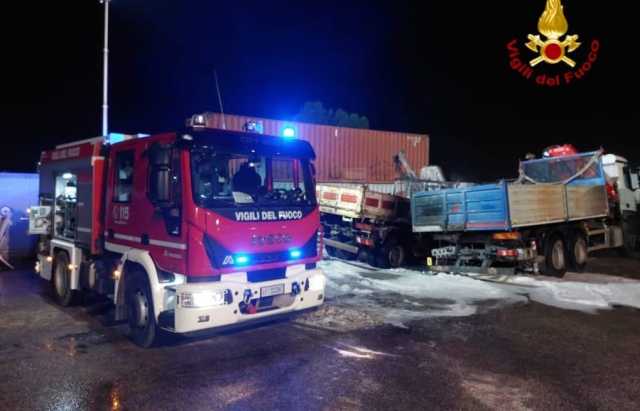 Incendio nella zona industriale di Elmas: a fuoco due camion, indagini in corso