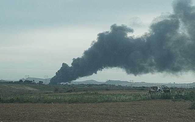 Fiamme sulla statale 387 verso Dolianova: grossa nube di fumo nera visibile anche da Cagliari